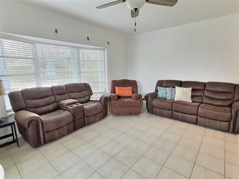 Active With Contract: $2,300 (2 beds, 2 baths, 890 Square Feet)