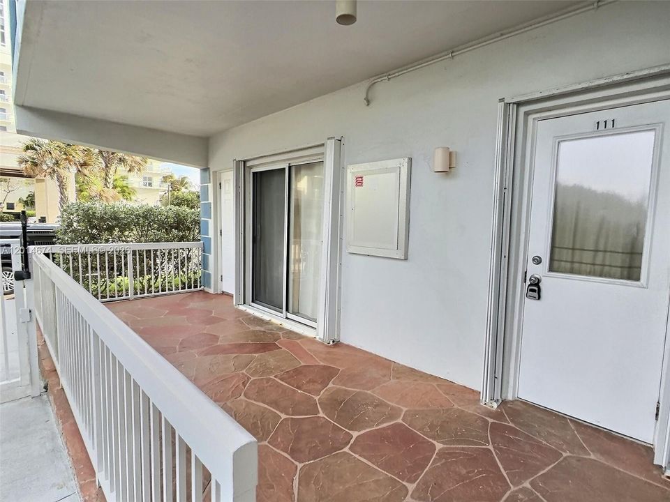 Active With Contract: $2,300 (2 beds, 2 baths, 890 Square Feet)