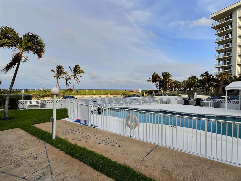 Active With Contract: $2,300 (2 beds, 2 baths, 890 Square Feet)