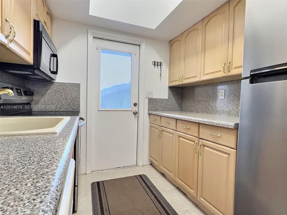 Active With Contract: $2,300 (2 beds, 2 baths, 890 Square Feet)