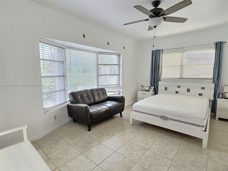 Active With Contract: $2,300 (2 beds, 2 baths, 890 Square Feet)