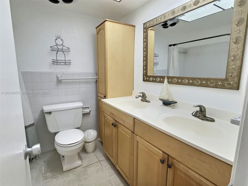 Active With Contract: $2,300 (2 beds, 2 baths, 890 Square Feet)