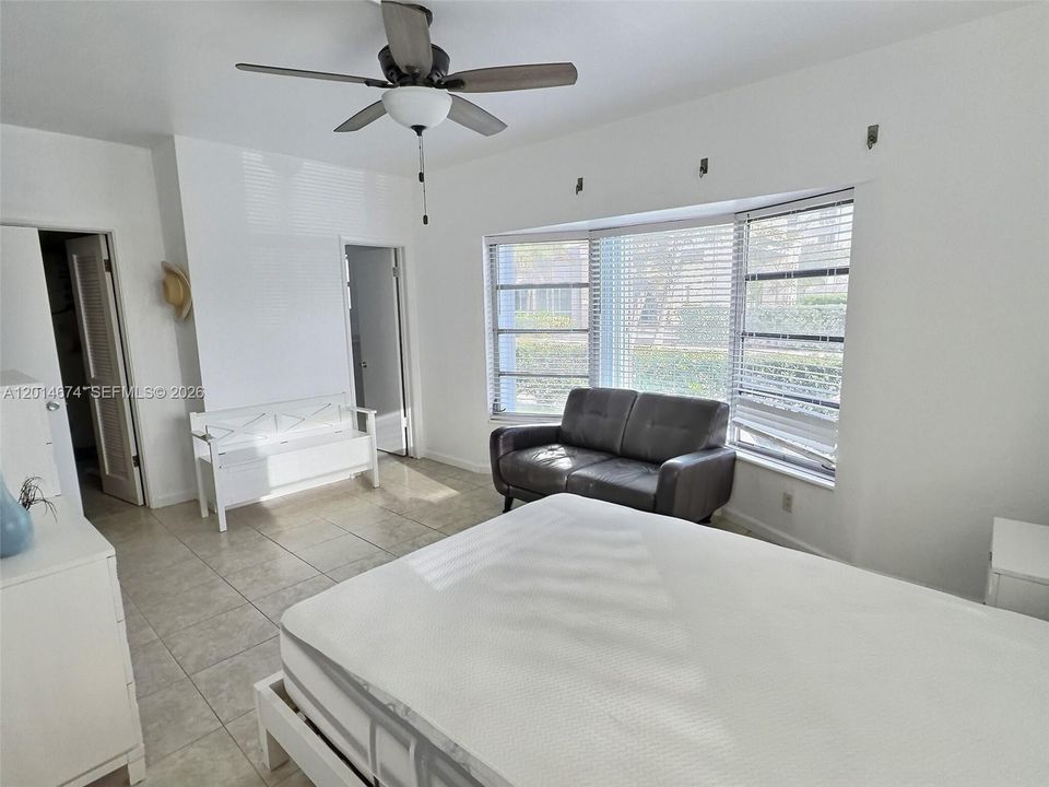 Active With Contract: $2,300 (2 beds, 2 baths, 890 Square Feet)
