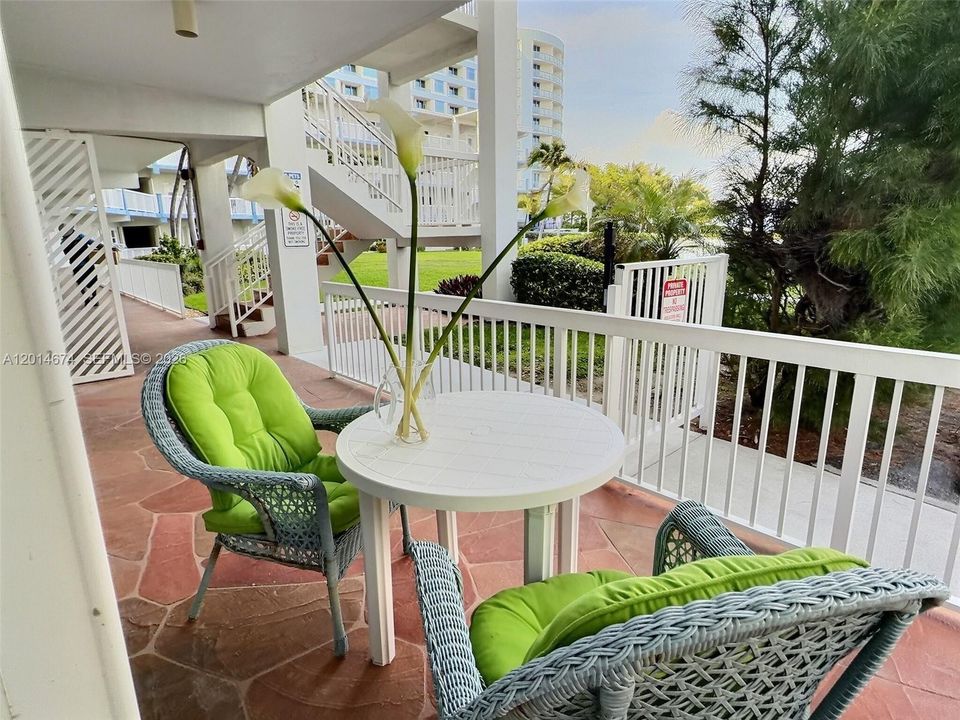 Active With Contract: $2,300 (2 beds, 2 baths, 890 Square Feet)