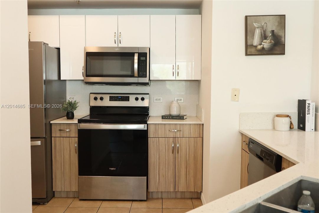For Sale: $499,000 (2 beds, 2 baths, 997 Square Feet)