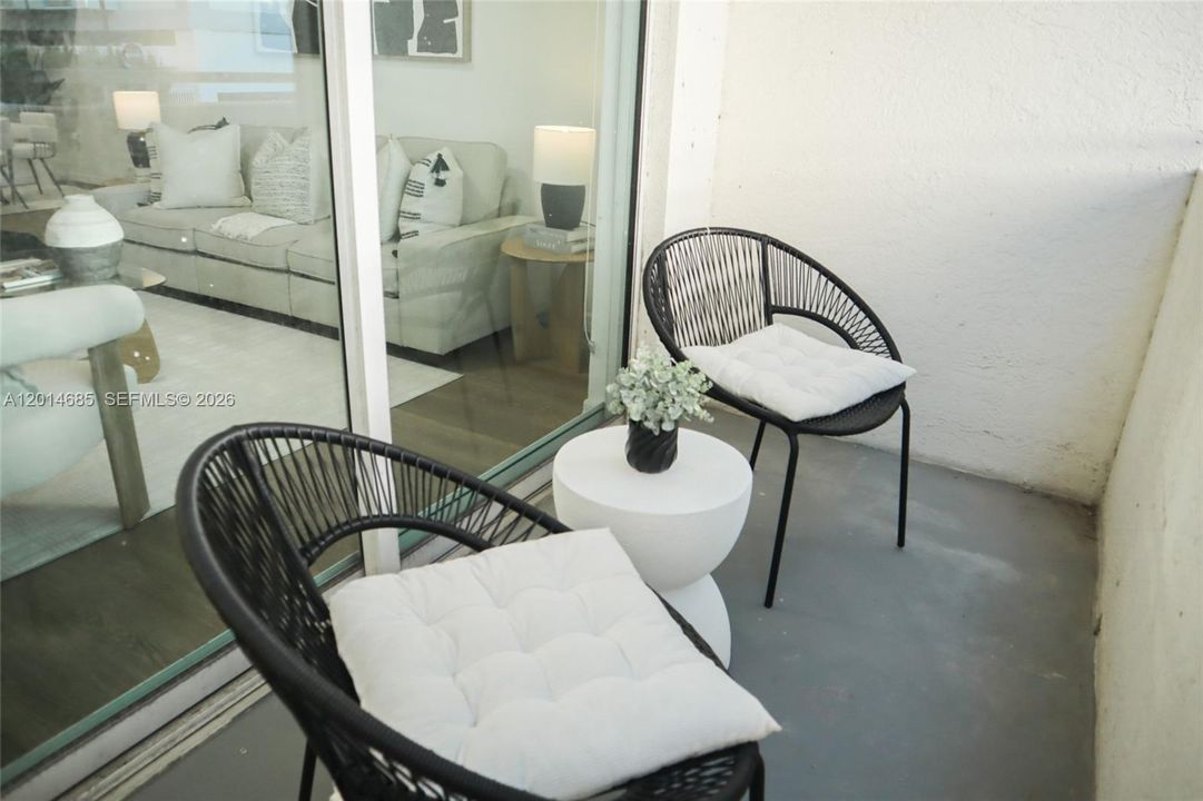 For Sale: $499,000 (2 beds, 2 baths, 997 Square Feet)