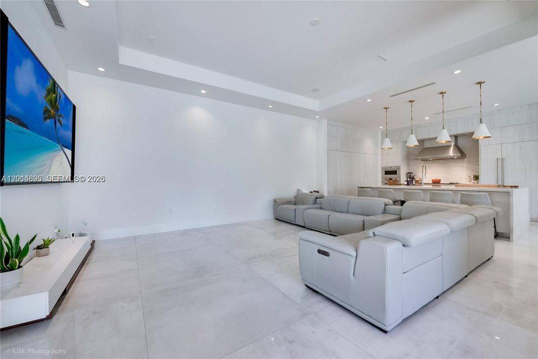 For Sale: $5,995,000 (6 beds, 8 baths, 5759 Square Feet)