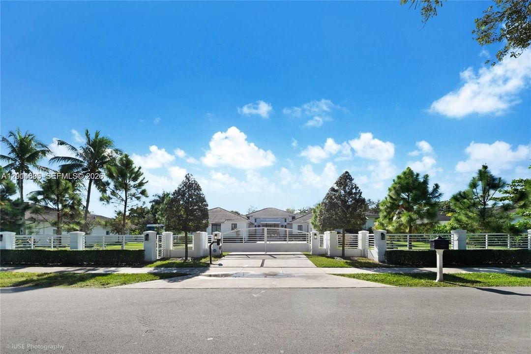 For Sale: $5,995,000 (6 beds, 8 baths, 5759 Square Feet)