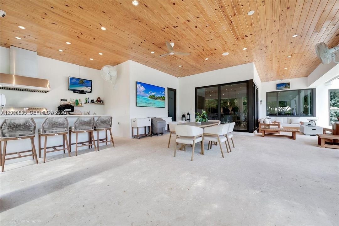 For Sale: $5,995,000 (6 beds, 8 baths, 5759 Square Feet)