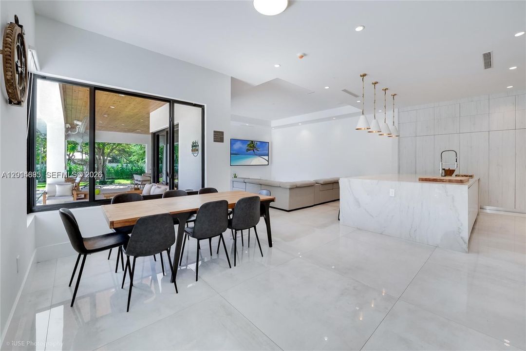 For Sale: $5,995,000 (6 beds, 8 baths, 5759 Square Feet)