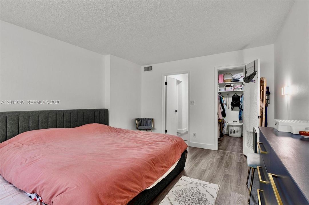 Active With Contract: $180,000 (1 beds, 1 baths, 730 Square Feet)