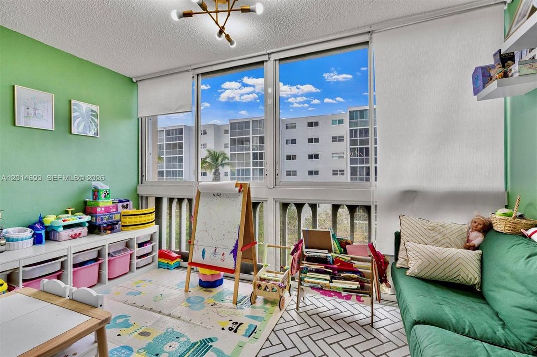 Active With Contract: $180,000 (1 beds, 1 baths, 730 Square Feet)