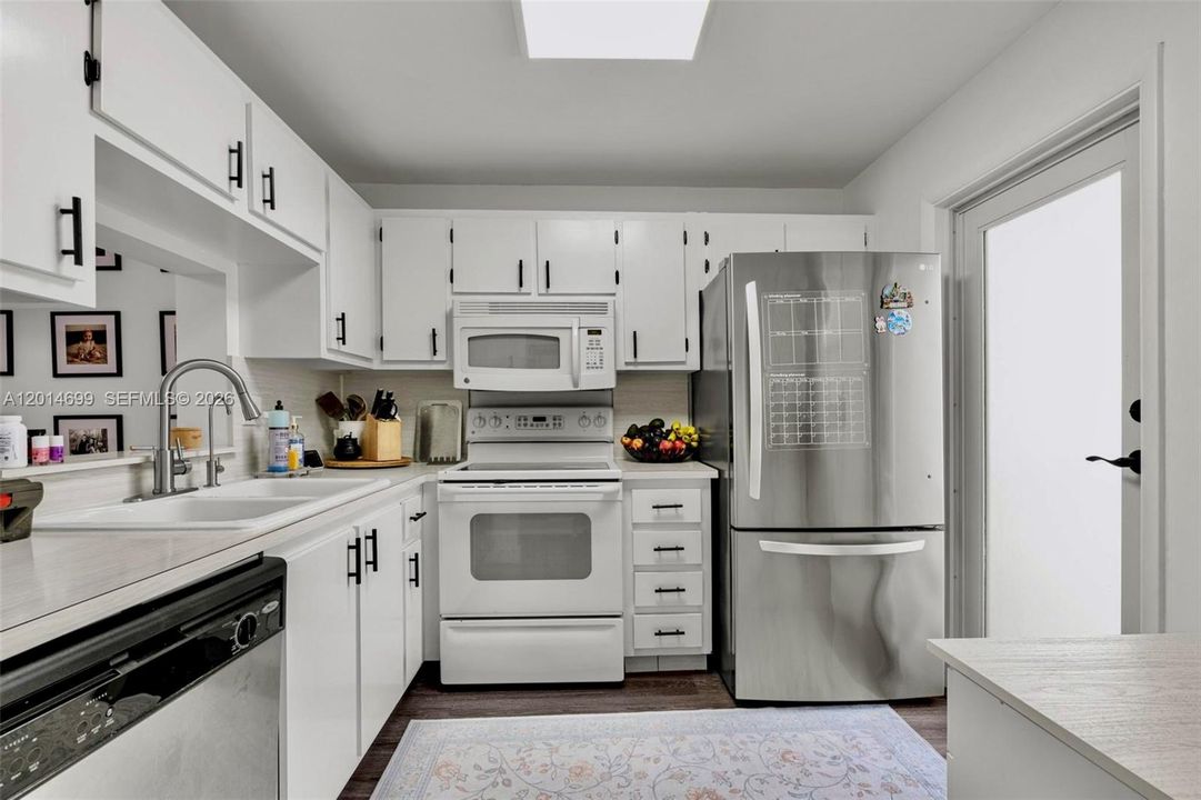 Active With Contract: $180,000 (1 beds, 1 baths, 730 Square Feet)