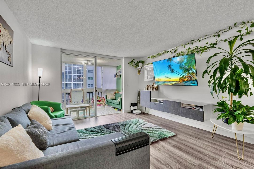 Active With Contract: $180,000 (1 beds, 1 baths, 730 Square Feet)