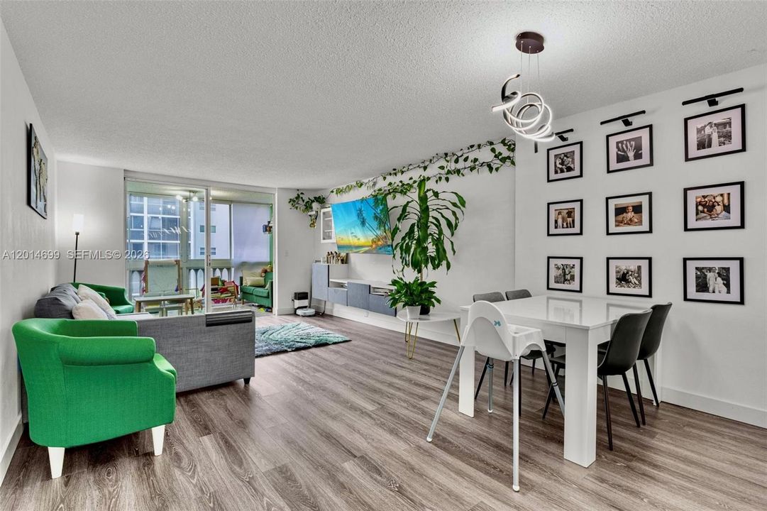 Active With Contract: $180,000 (1 beds, 1 baths, 730 Square Feet)