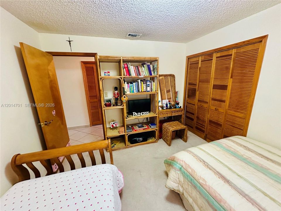 Под контрактом: $875,000 (4 спален, 2 ванн, 1989 Квадратных фут)