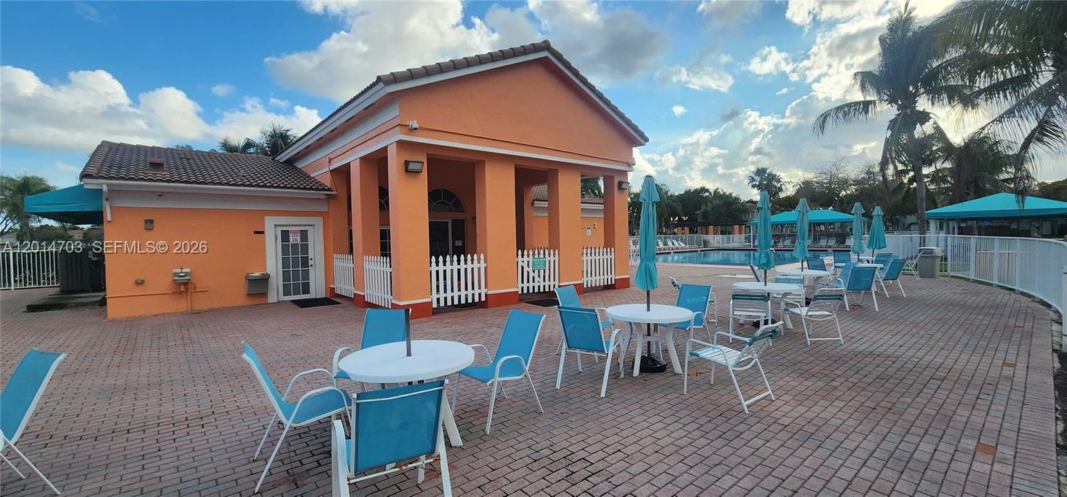 Под контрактом: $1,700 (2 спален, 2 ванн, 930 Квадратных фут)