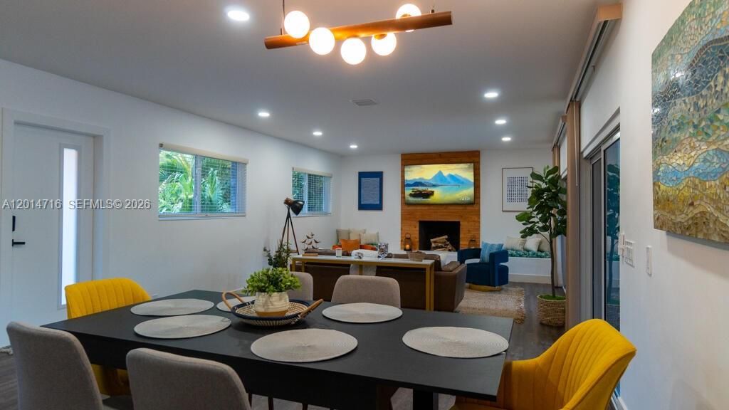 Activo con contrato: $975,000 (3 camas, 3 baños, 1623 Pies cuadrados)
