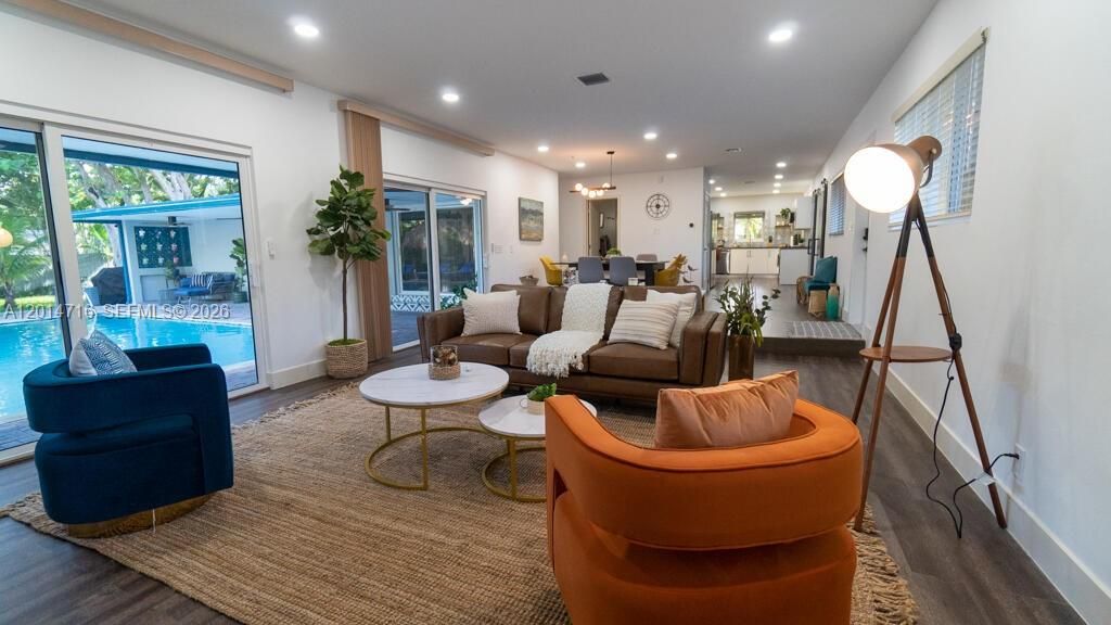 Activo con contrato: $975,000 (3 camas, 3 baños, 1623 Pies cuadrados)