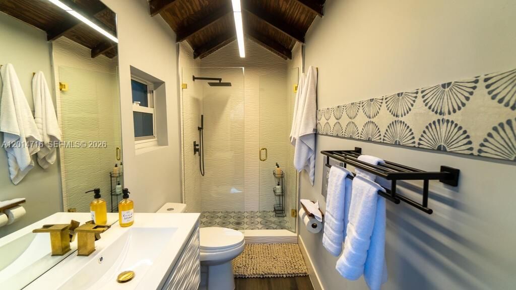 Activo con contrato: $975,000 (3 camas, 3 baños, 1623 Pies cuadrados)