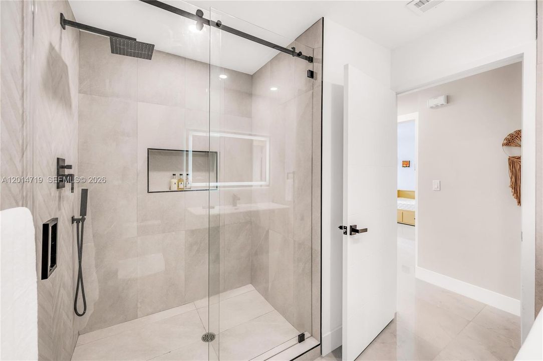 En Venta: $875,000 (3 camas, 3 baños, 1724 Pies cuadrados)