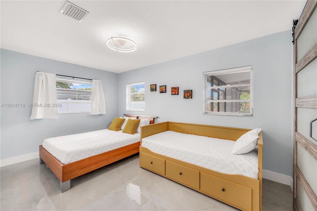 En Venta: $875,000 (3 camas, 3 baños, 1724 Pies cuadrados)