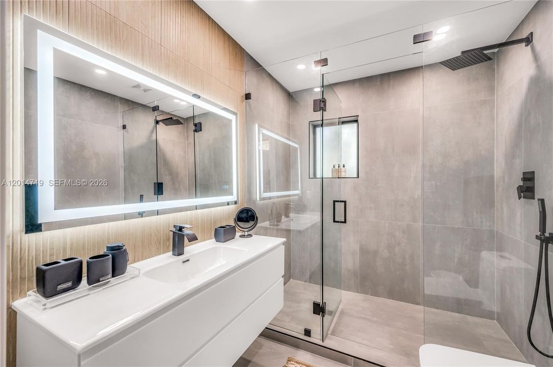 En Venta: $875,000 (3 camas, 3 baños, 1724 Pies cuadrados)