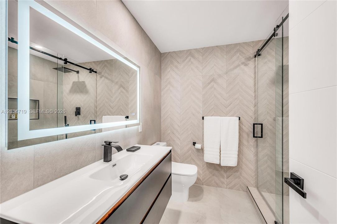 En Venta: $875,000 (3 camas, 3 baños, 1724 Pies cuadrados)