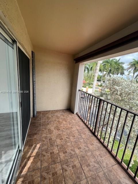 Active With Contract: $1,980 (1 beds, 1 baths, 700 Square Feet)