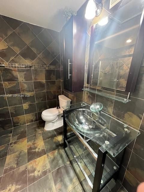 Active With Contract: $1,980 (1 beds, 1 baths, 700 Square Feet)