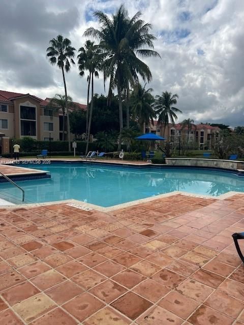 Active With Contract: $1,980 (1 beds, 1 baths, 700 Square Feet)