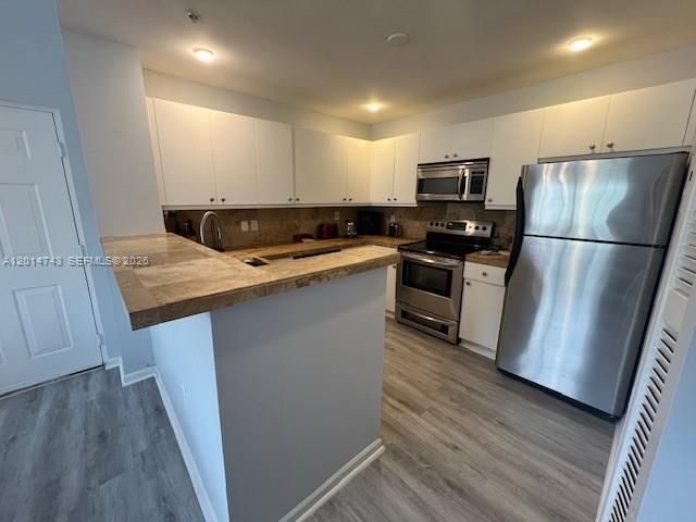 Active With Contract: $1,980 (1 beds, 1 baths, 700 Square Feet)