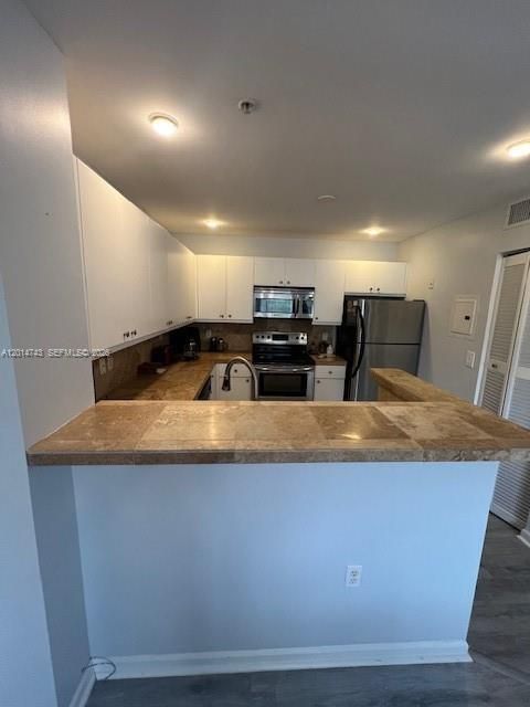Active With Contract: $1,980 (1 beds, 1 baths, 700 Square Feet)