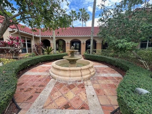 Active With Contract: $1,980 (1 beds, 1 baths, 700 Square Feet)