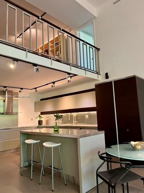 En Venta: $645,000 (3 camas, 3 baños, 2500 Pies cuadrados)