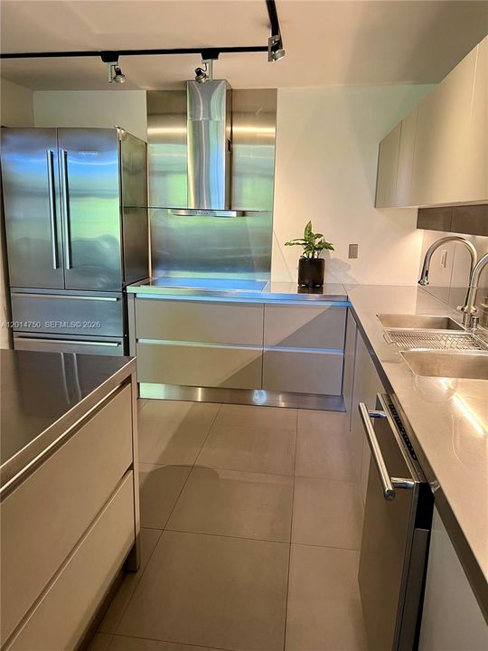 En Venta: $645,000 (3 camas, 3 baños, 2500 Pies cuadrados)