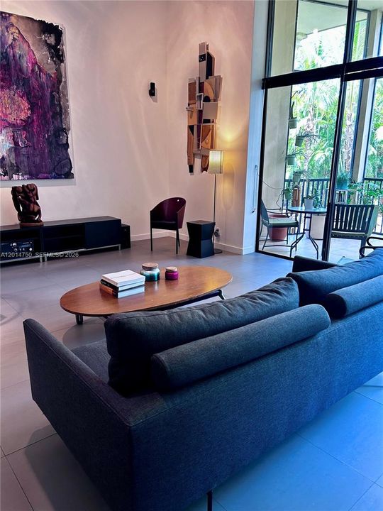 En Venta: $645,000 (3 camas, 3 baños, 2500 Pies cuadrados)