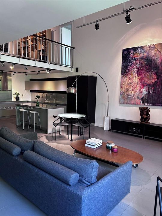 En Venta: $645,000 (3 camas, 3 baños, 2500 Pies cuadrados)