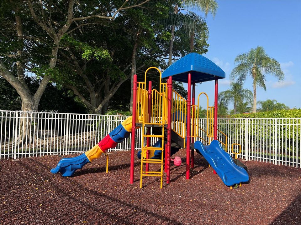 Activo con contrato: $3,400 (3 camas, 2 baños, 1225 Pies cuadrados)