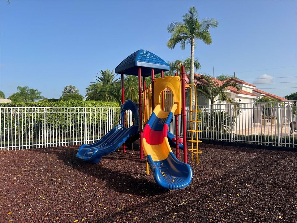 Activo con contrato: $3,400 (3 camas, 2 baños, 1225 Pies cuadrados)