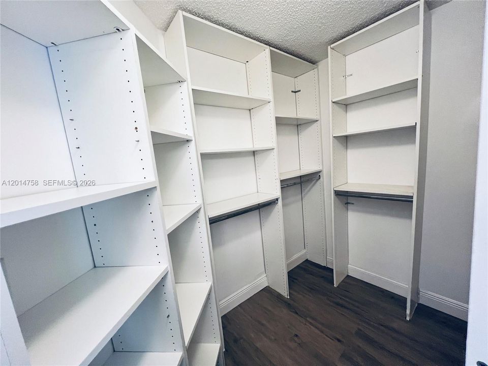 Activo con contrato: $3,400 (3 camas, 2 baños, 1225 Pies cuadrados)