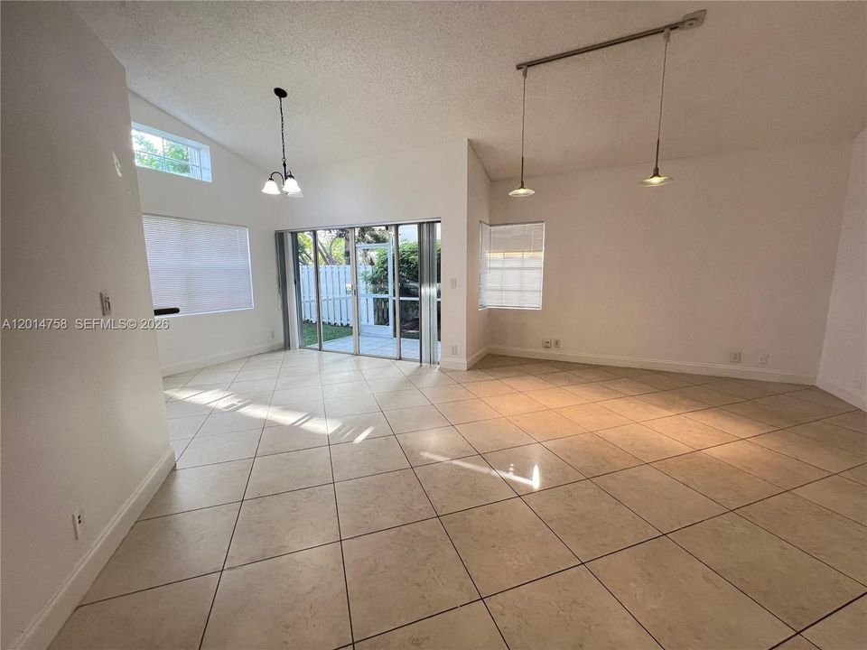 Activo con contrato: $3,400 (3 camas, 2 baños, 1225 Pies cuadrados)