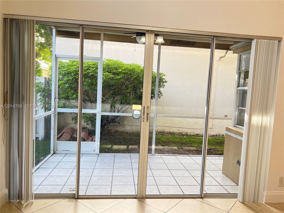 Activo con contrato: $3,400 (3 camas, 2 baños, 1225 Pies cuadrados)
