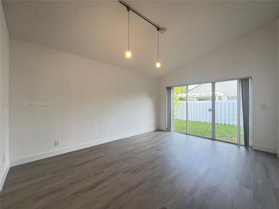 Activo con contrato: $3,400 (3 camas, 2 baños, 1225 Pies cuadrados)