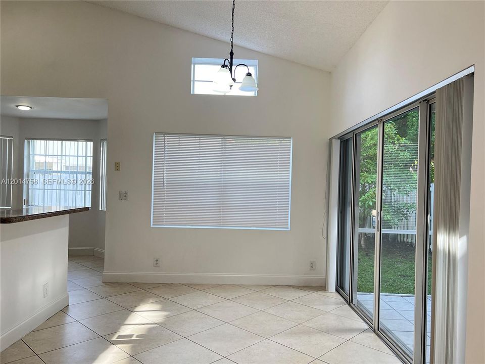 Activo con contrato: $3,400 (3 camas, 2 baños, 1225 Pies cuadrados)