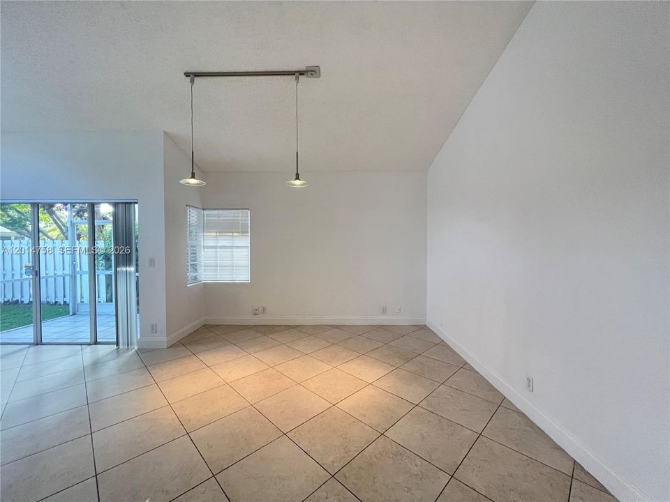 Activo con contrato: $3,400 (3 camas, 2 baños, 1225 Pies cuadrados)