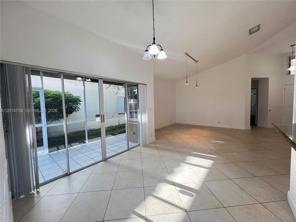 Activo con contrato: $3,400 (3 camas, 2 baños, 1225 Pies cuadrados)