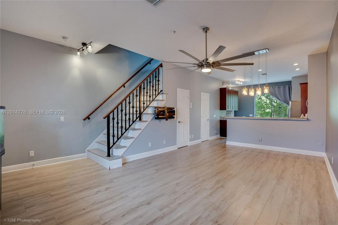 For Sale: $415,000 (3 beds, 3 baths, 1728 Square Feet)