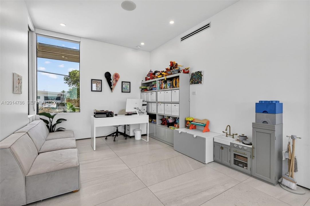 For Rent: $28,000 (6 beds, 5 baths, 3603 Square Feet)