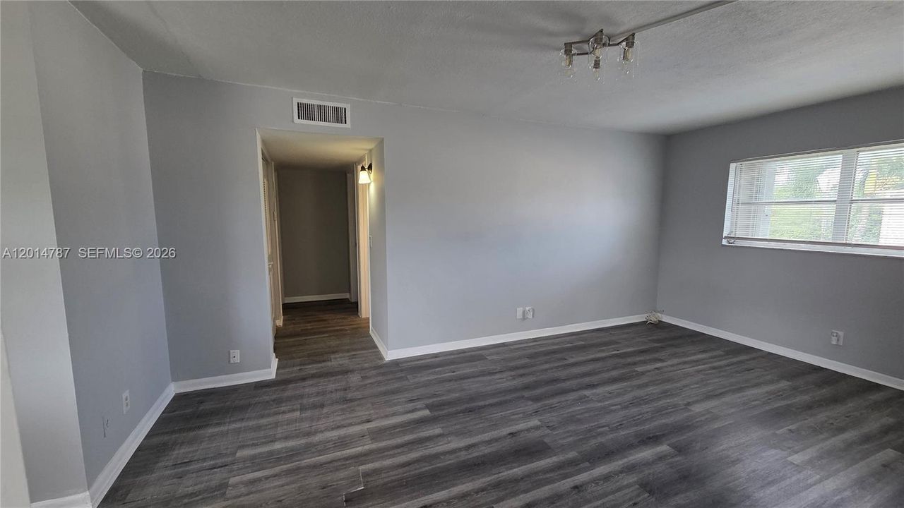 Active With Contract: $1,650 (2 beds, 1 baths, 754 Square Feet)
